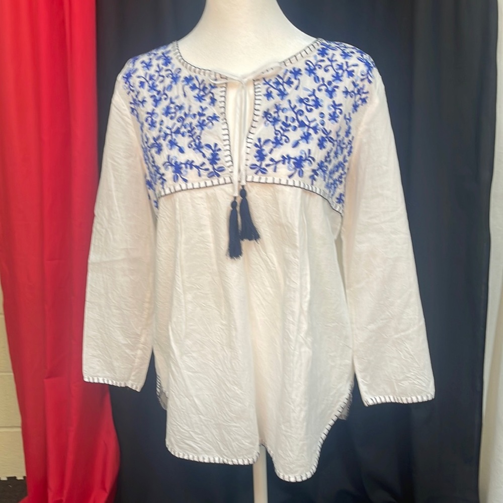 Collective Concepts White with Blue Embroidery size M